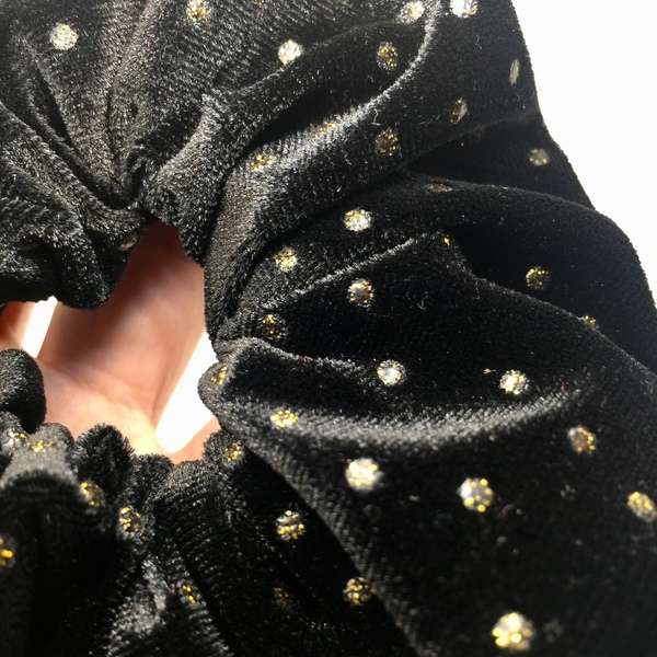 Υφασμάτινο λαστιχάκι scrunchie black με πουά χρυσό - ύφασμα, κορίτσι, πουά, μαύρα, λαστιχάκια μαλλιών - 4