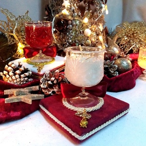 Γούρι 2024 αρωματικό κερί σε μπορντό βελουτέ βάση 9*9*9cm - βελούδο, κερί, αρωματικό, χριστούγεννα, γούρια - 2