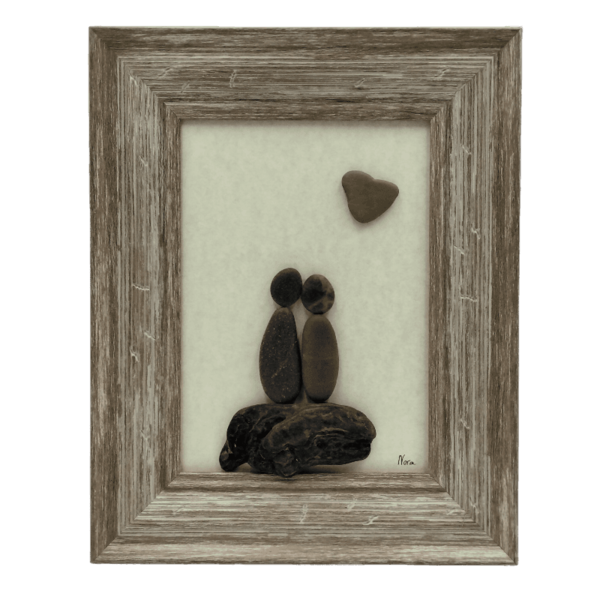 Κάδρο ξύλινο με παράσταση από βότσαλα, loving couple (20×25cm) - ξύλο, δώρα γάμου, δώρα επετείου, διακοσμητικά, αγ. βαλεντίνου