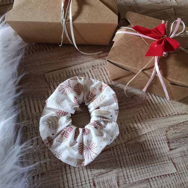 Χειροποιητο χριστουγεννιατικο λαστιχάκι μαλλιών κοκαλάκι scrunchies σε απρο χρώμα με σπιτάκια 1τμχ medium size - ύφασμα, σπιτάκι, χριστουγεννιάτικο, χριστουγεννιάτικα δώρα, λαστιχάκια μαλλιών - 3