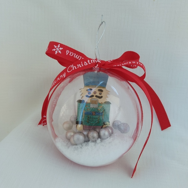 Χριστουγεννιάτικη Plexi Μπάλα με ξύλινο Καρυοθραύστη 8cm (3) - ξύλο, plexi glass, στολίδια, μπάλες - 2