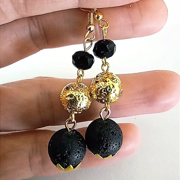 Σκουλαρίκια κρεμαστά με πέτρες λάβας σε χρυσό και μαύρο - ημιπολύτιμες πέτρες, χάντρες, μακριά, κρεμαστά, μεγάλα - 4