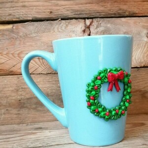 Χριστουγεννιάτικη Χειροποίητη τρισδιάστατη κούπα με πολυμερικό πηλό σχέδιο Στεφάνι - πηλός, χριστουγεννιάτικα δώρα, κούπες & φλυτζάνια, είδη κουζίνας - 4