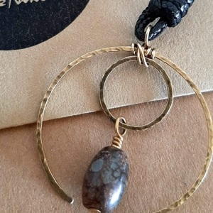 Κολιέ με ορείχαλκο και Tibet Agate - δέρμα, ημιπολύτιμες πέτρες, ορείχαλκος, σφυρήλατο, μακριά - 3