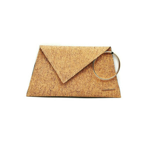 Χειροποίητη τσάντα φάκελος ασύμμετρη από φελλό, χρωμα φυσικού φελλού με χρυσόσκονη, διαστάσεις 34× 18 - χειρός, φάκελοι, all day, βραδινές, φελλός