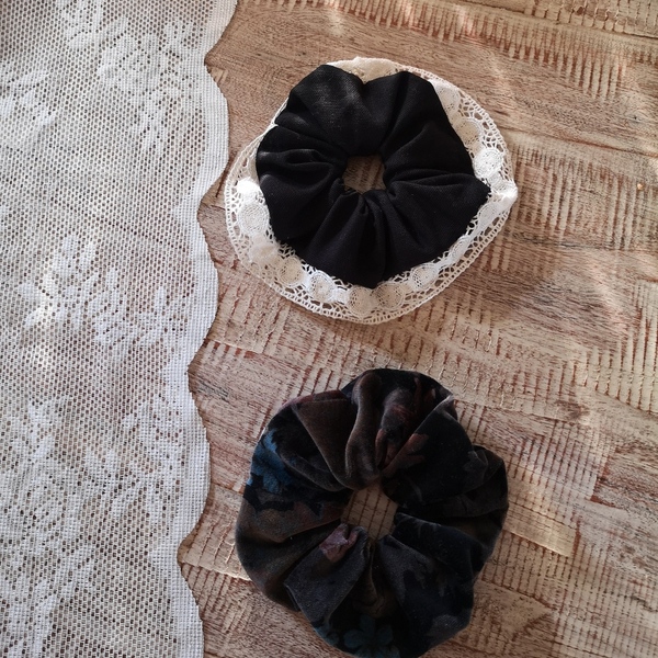 Χειροποιητο μαύρο βελούδινο υφασμάτινο scrunchies λαστιχάκι μαλλιών κοκαλάκι με αχνα λουλούδια vintage 1τμχ medium size - βελούδο, χριστουγεννιάτικο, για τα μαλλιά, δώρα για γυναίκες, λαστιχάκια μαλλιών - 4