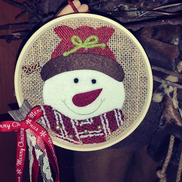 Κρεμαστό ξύλινο στεφάνι χιονάνθρωπος διακοσμημένο με κορδέλες - διάμετρος 15εκ. - στεφάνια, δώρο, κρεμαστά, χιονάνθρωπος, ξύλινα διακοσμητικά τοίχου - 4