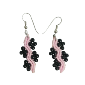 Μacrame χειροποίητα σκουλαρίκια σε ροζ χρώμα με μαύρες χάντρες - χάντρες, κρεμαστά, γάντζος, πλεκτά