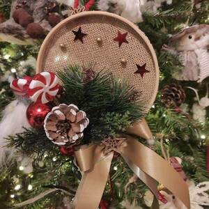 Κρεμαστό ξύλινο στεφάνι χριστουγεννιάτικο διακοσμημένο με κορδέλες - διάμετρος 15εκ - στεφάνια, δώρο, κρεμαστά, δασκάλα, ξύλινα διακοσμητικά τοίχου - 2