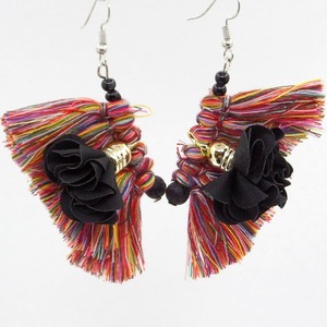 "Rainbow Black" - Κρεμαστά σκουλαρίκια με φούντες και μαύρο υφασμάτινο λουλούδι - ύφασμα, κεραμικό, κρεμαστά, γάντζος - 2