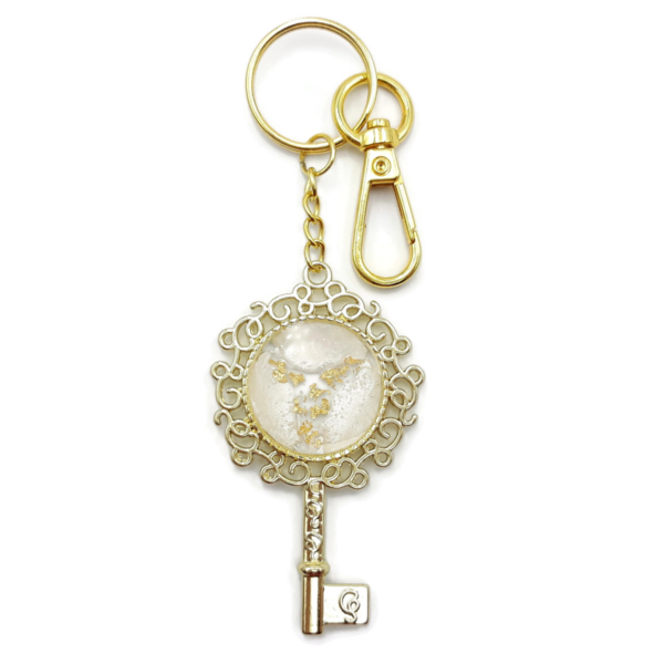 Χειροποίητο Μπρελόκ μεταλλικό χρυσό κλειδί 11,5 εκ. Υγρο γυαλί σε λευκό περλέ χρώμα και φύλλα χρυσού. - γυαλί, κλειδί, γούρια, αυτοκινήτου, σπιτιού