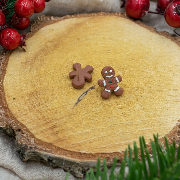 Χριστουγεννιάτικα μικρά σκουλαρίκια μπισκοτένιο ανθρωπάκι από πολυμερικό πηλό (μέγεθος 2 εκ.) - πηλός, καρφωτά, χριστουγεννιάτικο - 2
