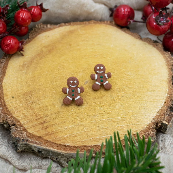 Χριστουγεννιάτικα μικρά σκουλαρίκια μπισκοτένιο ανθρωπάκι από πολυμερικό πηλό (μέγεθος 2 εκ.) - πηλός, καρφωτά, χριστουγεννιάτικο - 4