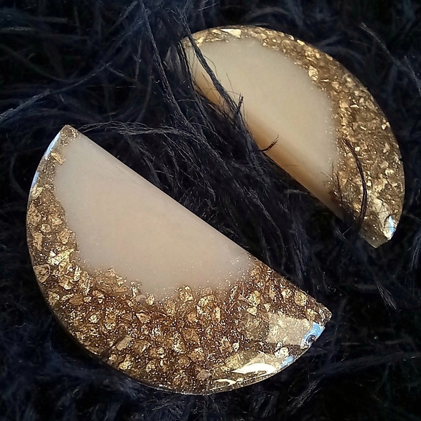 Σκουλαρίκια καρφωτά μισοφέγγαρο από υγρό γυαλί σε μπεζ μουντό χρώμα με χρυσά σπασμένα γυαλιά - στρας, γυαλί, φεγγάρι, καρφωτά, ατσάλι - 3