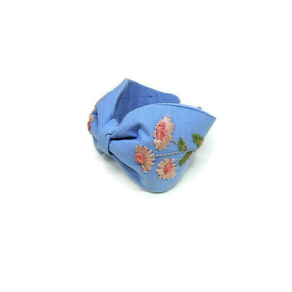 Χειροποίητη φλοράλ κεντημένη στο χέρι στέκα σε baby blue λινό ύφασμα / Handmade floral embroidery headband in baby blue linen cloth . - φλοράλ, headbands - 2