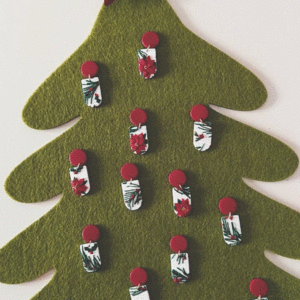 Poinsettia- Χριστουγεννιάτικα χειροποίητα καρφωτά σκουλαρίκια από πολυμερικό πηλό - πηλός, καρφωτά, ατσάλι, χριστουγεννιάτικα δώρα, καρφάκι, δώρα για γυναίκες - 3