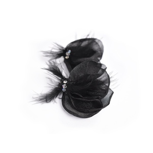 Μαύρα υφασμάτινα σκουλαρίκια με πέταλα - καρφωτά, swarovski, ύφασμα, βραδυνά, ημιπολύτιμες πέτρες