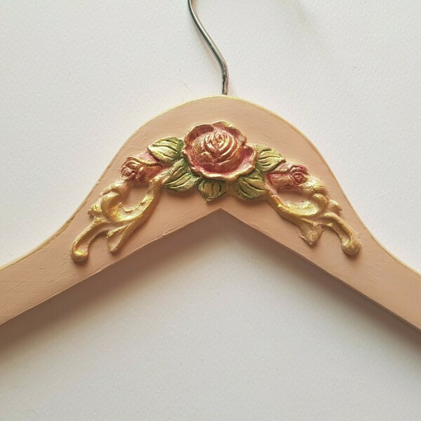 Νυφική ξύλινη κρεμάστρα με ανάγλυφα λουλούδια σε ροζ χρώμα. - personalised, ιδεά για δώρο - 3