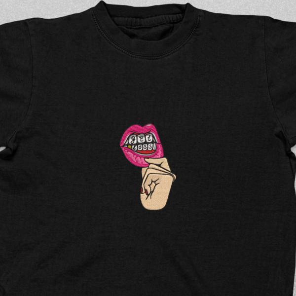 Βαμβακερό μπλουζάκι με κεντητό σχέδιο Girl Power lips - 2
