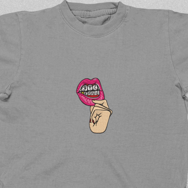 Βαμβακερό μπλουζάκι με κεντητό σχέδιο Girl Power lips - 4