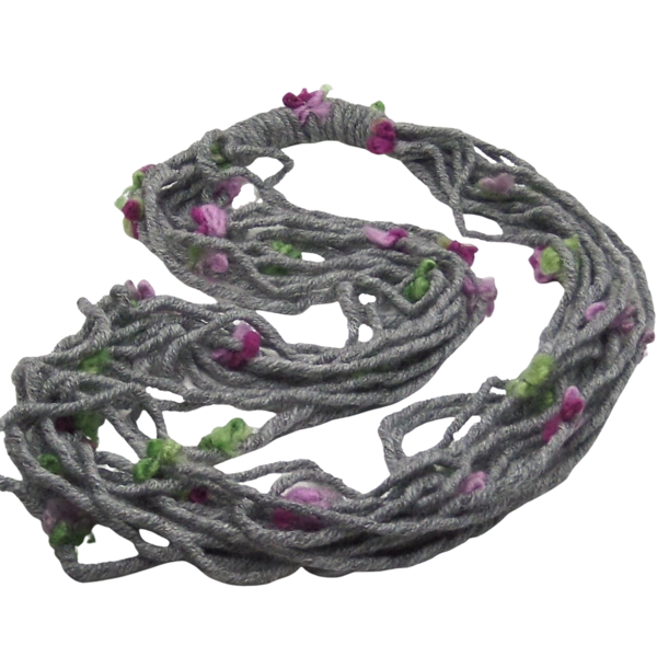 "Floral Knitting" - Μακρύ κολιέ από μαλλί σε χρώμα γκρι - ύφασμα, μακριά, λουλούδι, μεγάλα