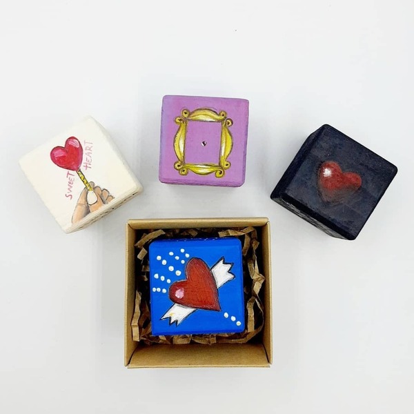Ξύλινο κυβάκι ζωγραφισμένο στο χέρι( 5cmx5cmx5cm) με μήνυμα - ξύλο, δώρο, αγάπη, διακοσμητικά, γιορτή της μητέρας - 2