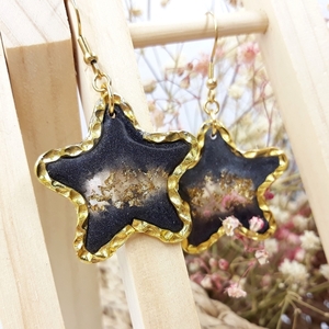 Kρεμαστά σκουλαρίκια αστέρια με υγρο γυαλί, φύλλα χρυσού σε μαύρο περλέ χρώμα. - γυαλί, ορείχαλκος, αστέρι, κοσμήματα, κρεμαστά - 5