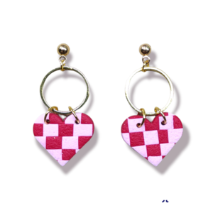 Κρεμαστά σκουλαρίκια καρδιές από πολυμερικό πηλό με ροζ-κοκκινο pattern - πηλός, μικρά, κρεμαστά, δώρα αγίου βαλεντίνου, καρφάκι