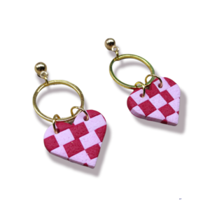 Κρεμαστά σκουλαρίκια καρδιές από πολυμερικό πηλό με ροζ-κοκκινο pattern - πηλός, μικρά, κρεμαστά, δώρα αγίου βαλεντίνου, καρφάκι - 2