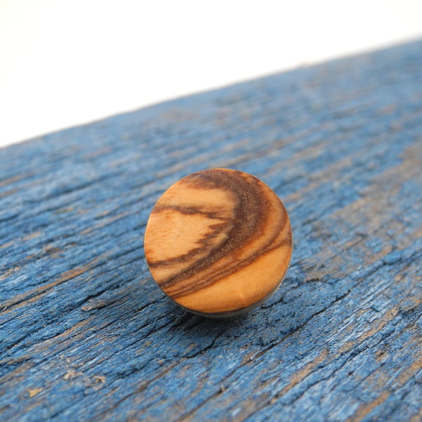 Σκουλαρίκι ανδρικό αυτιού χειροποίητο μοναδικό απο ξύλο ελιάς _018, Ø 1,5 εκ. - ξύλο, καρφωτά, μικρά, boho, καρφάκι - 4