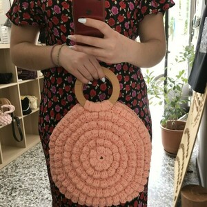 Τσάντα στρογγυλή ροζ χειρός με ξύλινες λαβές - νήμα, all day, χειρός, πλεκτές τσάντες, φθηνές
