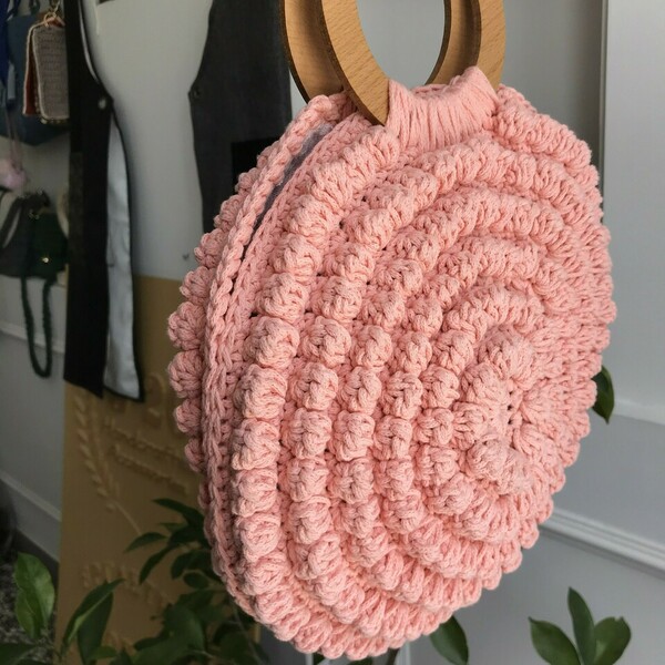 Τσάντα στρογγυλή ροζ χειρός με ξύλινες λαβές - νήμα, all day, χειρός, πλεκτές τσάντες, φθηνές - 2