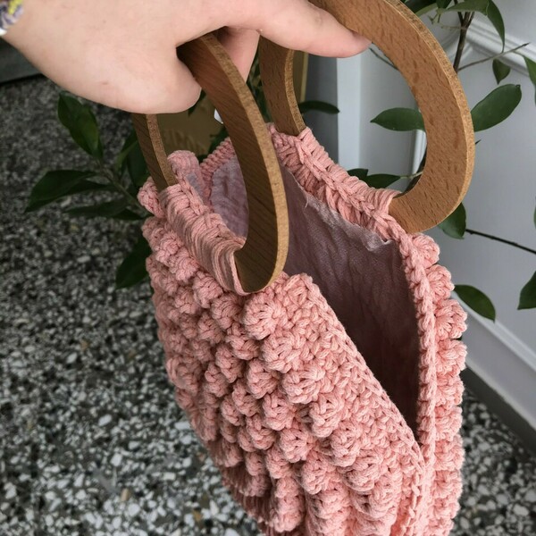 Τσάντα στρογγυλή ροζ χειρός με ξύλινες λαβές - νήμα, all day, χειρός, πλεκτές τσάντες, φθηνές - 3