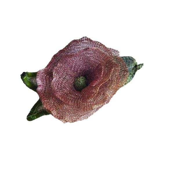 Χειροποίητη καρφίτσα με ροζ λουλούδι από πλέγμα Τιτανίου 9,5*6εκ. - ύφασμα, λουλούδια, φύλλο, δώρα για δασκάλες