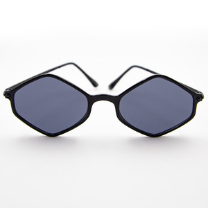 Γυαλιά ηλίου σε μαύρο χρώμα με 100% UV προστασία από τον ήλιο. - αλυσίδες, γυαλιά ηλίου, κορδόνια γυαλιών, θήκες γυαλιών