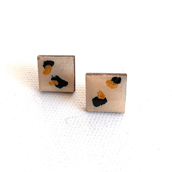 Stud earrings "Nude leopard", τετράγωνο! - ξύλο, ζωγραφισμένα στο χέρι, καρφωτά, μικρά, καρφάκι