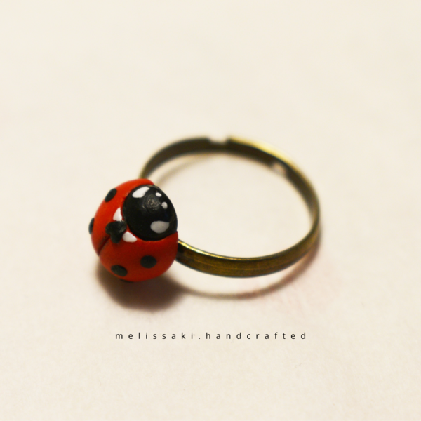 Coccinella | Μπρούτζινο δαχτυλίδι με χειροποίητη πασχαλίτσα από πολυμερικό πηλό (μπρούτζος) (αυξομειούμενο) - βεράκια, αυξομειούμενα, μπρούντζος, πασχαλίτσα, άνοιξη - 2