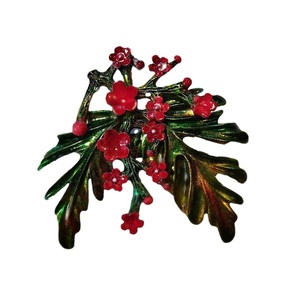 Καρφίτσα "Φύλλα με κόκκινα λουλούδια" από μέταλλο βαμμένη στο χέρι 6*6 εκ. - ορείχαλκος, λουλούδια, φύλλο