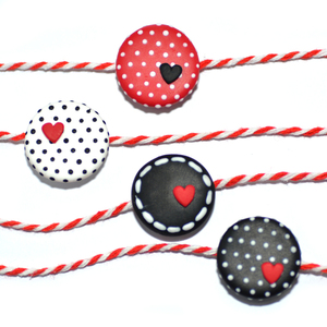 Μαρτάκι με χειροποίητο πουά κουμπάκι με καρδιά από πολυμερικό πηλό σε μαύρο άσπρο κόκκινο - καρδιά, πηλός, κεραμικό, μαρτάκια, αυξομειούμενα