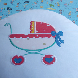 Μαξιλάρι Λευκό Στρογγυλό με Καρότσι Απλικέ και Ρέλι διαμ. 40 εκ - κορίτσι, πριγκίπισσα, μαξιλάρια, δωμάτιο παιδιών - 2