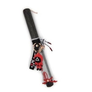 Αρωματική μαύρη στρόγγυλη ξυστή λαμπάδα 30cm, με μπρελόκ Κόκκινο ανθρωπάκι- Παιχνίδι του Καλαμαριού - λαμπάδες, για εφήβους, για ενήλικες, Squid game, μπρελοκ κλειδιών