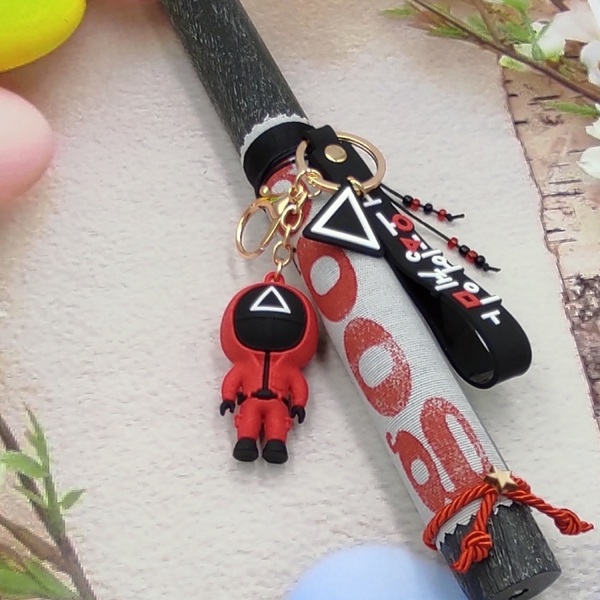 Αρωματική μαύρη στρόγγυλη ξυστή λαμπάδα 30cm, με μπρελόκ Κόκκινο ανθρωπάκι- Παιχνίδι του Καλαμαριού - λαμπάδες, για ενήλικες, για εφήβους, μπρελοκ κλειδιών, Squid game - 3