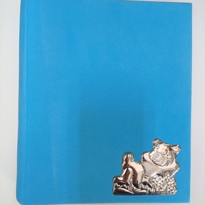 Αλμπουμ Παιδικο μπλε χρωματος με ασημενια φιγουρα αρκουδακι με σφραγισμενο το βαρος του ασημιου 925% Διασταση 25,5-20