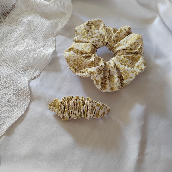 Χειροποιητο υφασμάτινο λαστιχάκι μαλλιών scrunchie κοκαλάκι με χρυσά λουλούδια και με βάση off white χρωμα medium size 1τμχ - ύφασμα, λουλούδια, πασχαλινά δώρα, δώρα για γυναίκες, λαστιχάκια μαλλιών - 4