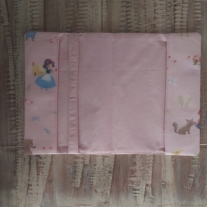 Υφασμάτινη θήκη για βιβλιάριο υγείας μωρού σε ροζ χρώμα με θέμα κλασσικά παραμύθια - 31,5εκ. x 21,5εκ. - κορίτσι, δώρο, θήκες βιβλιαρίου - 3