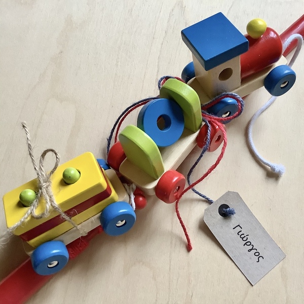 Λαμπάδα με ξύλινο τρένο και όνομα (μήκος 28 εκ.) κόκκινη ή μπλε - λαμπάδες, για παιδιά, προσωποποιημένα, παιχνιδολαμπάδες - 3
