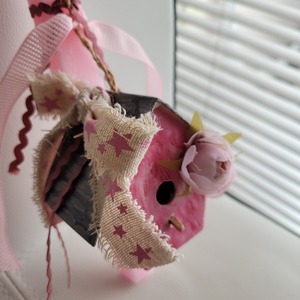 Λαμπάδα ροζ, ξυστή, αρωματική 29 cm με φωλίτσα με λουλούδια και κορδέλες! - ζωγραφισμένα στο χέρι, κορίτσι, λαμπάδες, σπιτάκι, για ενήλικες - 3