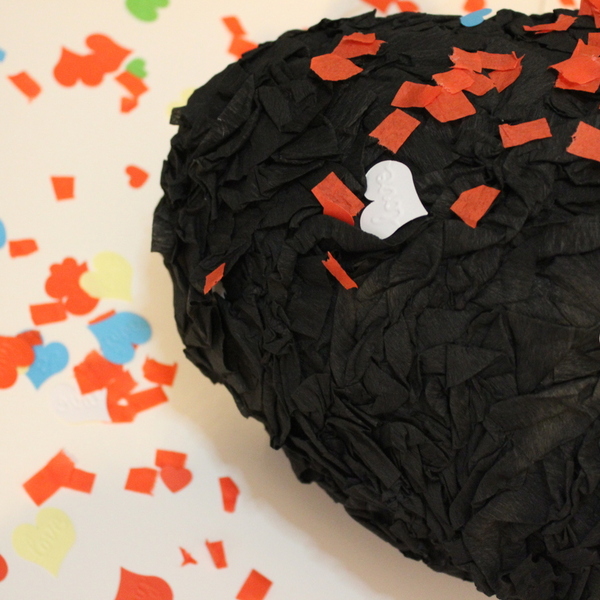 μαύρη καρδιά piñata 46x46x6 - χαρτί, διακοσμητικά - 2