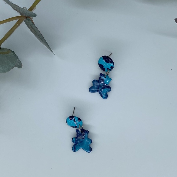Σκουλαρίκια αρκουδάκια από πολυμερικό πηλό σε μπλε αποχρώσεις και ασημί, μήκος 3 εκ. - πηλός, μικρά, κρεμαστά, καρφάκι, φθηνά - 3
