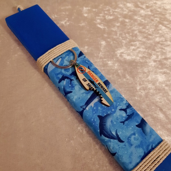 Μπλε αρωματική ανδρική λαμπάδα με ξύλινο μπρελοκ σανίδα του σερφ και καρχαριες . Διαστάσεις λαμπάδας 25x4.5 cm - αγόρι, λαμπάδες, για παιδιά, για ενήλικες, για εφήβους - 3